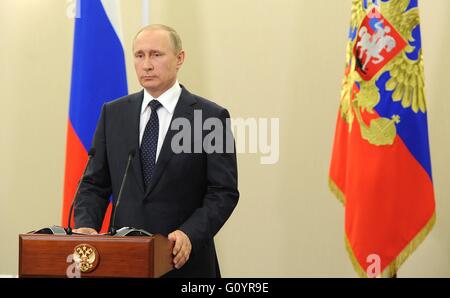 Der russische Präsident Vladimir Putin Uhren St.Petersburg Mariinsky Theater Sinfonieorchester über Satellitenverbindung erklingt in das römische Amphitheater in Palmyra, Syrien 5. Mai 2016 von Sotschi, Russland Ruinen. Der Leistung folgt die Befreiung von der historischen Weltkulturerbe nach Monaten des Kämpfens von Russisch und syrischen Kräften Kampf gegen den islamischen Staat. Stockfoto