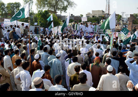 Aktivisten der Tehreek-e-Insaf und PTI Mitglieder des Landtages sind anti-Korruption-Rallye durch die Straße, in Peshawar auf Freitag, 6. Mai 2016 halten. Stockfoto