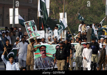 Aktivisten der Tehreek-e-Insaf und PTI Mitglieder des Landtages sind anti-Korruption-Rallye durch die Straße, in Peshawar auf Freitag, 6. Mai 2016 halten. Stockfoto