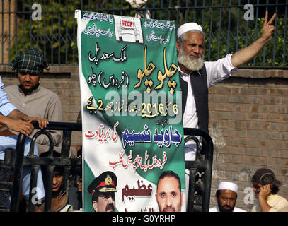 Aktivisten der Tehreek-e-Insaf und PTI Mitglieder des Landtages sind anti-Korruption-Rallye durch die Straße, in Peshawar auf Freitag, 6. Mai 2016 halten. Stockfoto