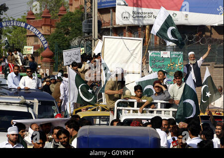 Aktivisten der Tehreek-e-Insaf und PTI Mitglieder des Landtages sind anti-Korruption-Rallye durch die Straße, in Peshawar auf Freitag, 6. Mai 2016 halten. Stockfoto