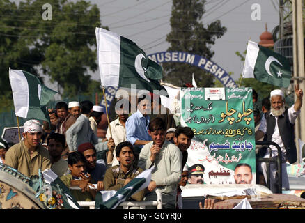 Aktivisten der Tehreek-e-Insaf und PTI Mitglieder des Landtages sind anti-Korruption-Rallye durch die Straße, in Peshawar auf Freitag, 6. Mai 2016 halten. Stockfoto