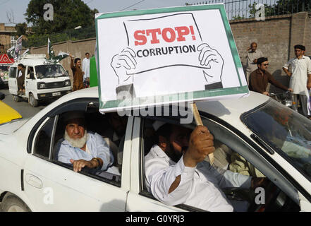 Aktivisten der Tehreek-e-Insaf und PTI Mitglieder des Landtages sind anti-Korruption-Rallye durch die Straße, in Peshawar auf Freitag, 6. Mai 2016 halten. Stockfoto