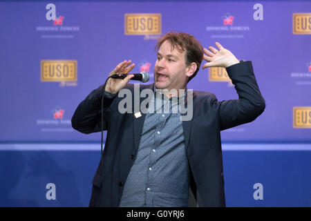 Washington DC, USA. 5. Mai 2016. Komiker Mike Birbiglia während eine Comedy-Show in der Feier des 75-jährigen Bestehens des USO und den 5. Jahrestag der Beitritt Kräfte am gemeinsamen Basis Andrews 5. Mai 2016 in Washington, D.C. Joining Forces ist eine Initiative zur militärischen Unterstützung Veteranen und ihre Familien gegründet von Dr. Jill Biden und First Lady Michelle Obama. Bildnachweis: Planetpix/Alamy Live-Nachrichten Stockfoto