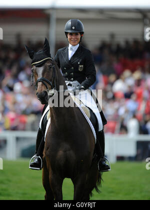 Badminton, UK. 6. Mai 2016. Mitsubishi Motors Badminton Horse Trials. CCI4. Bettina Hoy [GER] Reiten Designer 10 Credit: Julie Priestley/Alamy Live News Stockfoto