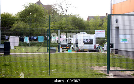 Gosport, Hampshire, UK.  6. Mai 2016. Mehr als 30 Reisende haben ein großes Stück Grün auf der Rückseite des DC Freizeit komplexe Waldweg, Gosport übernommen. Die große Gruppe zog durch Überfahren Wanderweg in der Nähe ein Kind spielen im Park.            Die Gruppe begann zu kommen mit ein oder zwei van jetzt grün voll von Wohnwagen, Asphalt-LKW, transit van und Energie Installation Wagaons.  Eine Wäscheleine wurde in der Nähe der fünf beiseite Fußballfelder errichtet. Personal an der Freizeitanlage scheinen ein Auge zugedrückt. Bildnachweis: Uknip/Alamy Live-Nachrichten Stockfoto