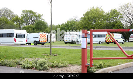 Gosport, Hampshire, UK.  6. Mai 2016. Mehr als 30 Reisende haben ein großes Stück Grün auf der Rückseite des DC Freizeit komplexe Waldweg, Gosport übernommen. Die große Gruppe zog durch Überfahren Wanderweg in der Nähe ein Kind spielen im Park.            Die Gruppe begann zu kommen mit ein oder zwei van jetzt grün voll von Wohnwagen, Asphalt-LKW, transit van und Energie Installation Wagaons.  Eine Wäscheleine wurde in der Nähe der fünf beiseite Fußballfelder errichtet. Personal an der Freizeitanlage scheinen ein Auge zugedrückt. Bildnachweis: Uknip/Alamy Live-Nachrichten Stockfoto