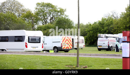 Gosport, Hampshire, UK.  6. Mai 2016. Mehr als 30 Reisende haben ein großes Stück Grün auf der Rückseite des DC Freizeit komplexe Waldweg, Gosport übernommen. Die große Gruppe zog durch Überfahren Wanderweg in der Nähe ein Kind spielen im Park.            Die Gruppe begann zu kommen mit ein oder zwei van jetzt grün voll von Wohnwagen, Asphalt-LKW, transit van und Energie Installation Wagaons.  Eine Wäscheleine wurde in der Nähe der fünf beiseite Fußballfelder errichtet. Personal an der Freizeitanlage scheinen ein Auge zugedrückt. Bildnachweis: Uknip/Alamy Live-Nachrichten Stockfoto