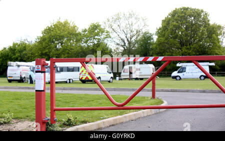 Gosport, Hampshire, UK.  6. Mai 2016. Mehr als 30 Reisende haben ein großes Stück Grün auf der Rückseite des DC Freizeit komplexe Waldweg, Gosport übernommen. Die große Gruppe zog durch Überfahren Wanderweg in der Nähe ein Kind spielen im Park.            Die Gruppe begann zu kommen mit ein oder zwei van jetzt grün voll von Wohnwagen, Asphalt-LKW, transit van und Energie Installation Wagaons.  Eine Wäscheleine wurde in der Nähe der fünf beiseite Fußballfelder errichtet. Personal an der Freizeitanlage scheinen ein Auge zugedrückt. Bildnachweis: Uknip/Alamy Live-Nachrichten Stockfoto