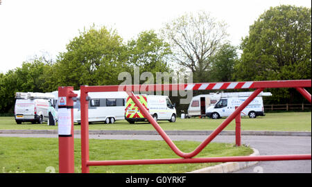 Gosport, Hampshire, UK.  6. Mai 2016. Mehr als 30 Reisende haben ein großes Stück Grün auf der Rückseite des DC Freizeit komplexe Waldweg, Gosport übernommen. Die große Gruppe zog durch Überfahren Wanderweg in der Nähe ein Kind spielen im Park.            Die Gruppe begann zu kommen mit ein oder zwei van jetzt grün voll von Wohnwagen, Asphalt-LKW, transit van und Energie Installation Wagaons.  Eine Wäscheleine wurde in der Nähe der fünf beiseite Fußballfelder errichtet. Personal an der Freizeitanlage scheinen ein Auge zugedrückt. Bildnachweis: Uknip/Alamy Live-Nachrichten Stockfoto