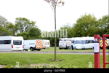 Gosport, Hampshire, UK.  6. Mai 2016. Mehr als 30 Reisende haben ein großes Stück Grün auf der Rückseite des DC Freizeit komplexe Waldweg, Gosport übernommen. Die große Gruppe zog durch Überfahren Wanderweg in der Nähe ein Kind spielen im Park.            Die Gruppe begann zu kommen mit ein oder zwei van jetzt grün voll von Wohnwagen, Asphalt-LKW, transit van und Energie Installation Wagaons.  Eine Wäscheleine wurde in der Nähe der fünf beiseite Fußballfelder errichtet. Personal an der Freizeitanlage scheinen ein Auge zugedrückt. Bildnachweis: Uknip/Alamy Live-Nachrichten Stockfoto