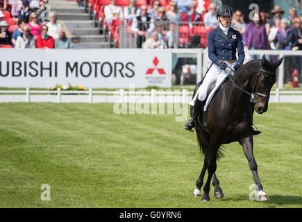 Badminton, South Gloucestershire, England, 6. Mai 2016, Emily King und ihr Pferd Brooklleigh nehmen Sie Teil an der Dressur-Phase von Mitsubishi Motors Badminton Horse Trials 2016. Dressur ist eine erweiterte Form des Reitens, dass Tests, die Pferd und Reiter, wie sie schwierige Manöver basiert auf natürlichen Bewegungen des Pferdes durchzuführen. Bildnachweis: Trevor Holt / Alamy Live News Stockfoto