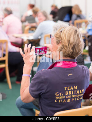 Badminton, South Gloucestershire, UK, 6. Mai 2016, Mary King Filmes ihre Tochter Emily King bei der Pressekonferenz. Emily ist in Secomd findet im Anschluss an der Dressur-Phase von Mitsubishi Motors Badminton Horse Trials 2016. Dressur ist eine Advan. Bildnachweis: Trevor Holt / Alamy Live News Stockfoto