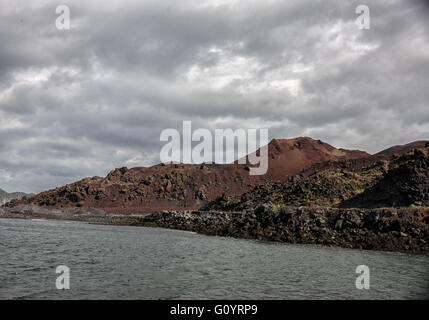 3. August 2015 - Vulkangestein Lava aus den fünf Monate lang 1973 Ausbruch des Vulkan Eldfell in Heimaey, in den Westmännerinseln, das mehr als 400 Häuser zerstört. Vulkanische Asche fiel über die Insel und Lavastrom bedroht, den Hafen, die wichtigste Einnahmequelle zu schließen. Lava floss hinunter zum Meer. Abhängig von der Fischerei-Industrie, aber bekannt für seine Seevogel Bevölkerung und vulkanische Aktivität ist der Tourismus ein wachsender Sektor der Heimaey und Westmännerinseln Wirtschaft mit Island immer ein beliebtes Touristenziel. (Kredit-Bild: © Arnold Drapkin über ZUMA Draht) Stockfoto