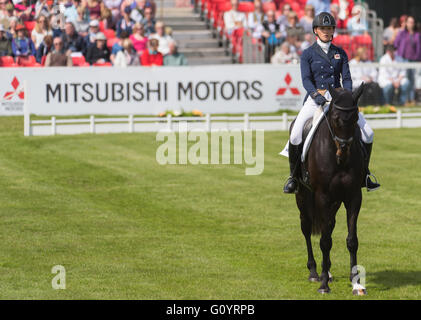 Badminton, South Gloucestershire, England, 6. Mai 2016, Emily King und ihr Pferd Brooklleigh nehmen Sie Teil an der Dressur-Phase von Mitsubishi Motors Badminton Horse Trials 2016. Dressur ist eine erweiterte Form des Reitens, dass Tests, die Pferd und Reiter, wie sie schwierige Manöver basiert auf natürlichen Bewegungen des Pferdes durchzuführen. Bildnachweis: Trevor Holt / Alamy Live News Stockfoto