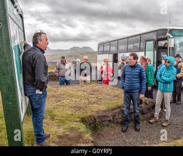 3. August 2015 - Vorlesungen am Storhofdi eine örtliche Reiseleitung Besucher. Die südlichste ständiger Ort Islands ist es auf Heimaey Island die größte und einzig bewohnte Insel in der Westmännerinseln Archipel Gruppe (Vestmannaeyjar), vor der isländischen Küste verstreut. Abhängig von der Fischerei-Industrie, aber bekannt für seine Seevogel Bevölkerung und vulkanischer Aktivität, Tourismus und Vogelbeobachtung sind ein wachsender Sektor der Wirtschaft Island ist ein beliebtes Touristenziel. (Kredit-Bild: © Arnold Drapkin über ZUMA Draht) Stockfoto