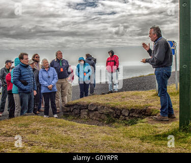 3. August 2015 - Vorlesungen am Storhofdi eine örtliche Reiseleitung Besucher. Der südlichste ständiger Spot der Island ist es auf Heimaey Island die größte und einzig bewohnte Insel in der Westmännerinseln Archipel Gruppe (Vestmannaeyjar), vor der isländischen Küste verstreut... Abhängig von der Fischerei-Industrie, aber bekannt für seine Seevogel Bevölkerung und vulkanischer Aktivität, Tourismus und Vogelbeobachtung sind ein wachsender Sektor der Wirtschaft Island ist ein beliebtes Touristenziel. (Kredit-Bild: © Arnold Drapkin über ZUMA Draht) Stockfoto