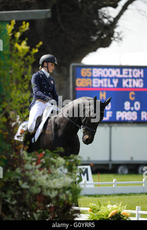 Badminton, UK. 6. Mai 2016.  Die 2016 Mitsubishi Motors Badminton Horse Trials. Emily King Brookleigh während der Dressur Reiten, am Tag2 des 2016 legen Mitsubishi Motors Badminton Horse Trials stattfindenden 5.-8. Mai. Bildnachweis: Jonathan Clarke/Alamy Live-Nachrichten Stockfoto