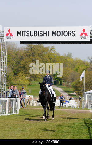 Badminton, UK. 6. Mai 2016.  Die 2016 Mitsubishi Motors Badminton Horse Trials. Emily King Brookleigh während der Dressur Reiten, am Tag2 des 2016 legen Mitsubishi Motors Badminton Horse Trials stattfindenden 5.-8. Mai. Bildnachweis: Jonathan Clarke/Alamy Live-Nachrichten Stockfoto