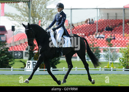 Badminton, UK. 6. Mai 2016.  Die 2016 Mitsubishi Motors Badminton Horse Trials. Emily King Brookleigh während der Dressur Reiten, am Tag2 des 2016 legen Mitsubishi Motors Badminton Horse Trials stattfindenden 5.-8. Mai. Bildnachweis: Jonathan Clarke/Alamy Live-Nachrichten Stockfoto