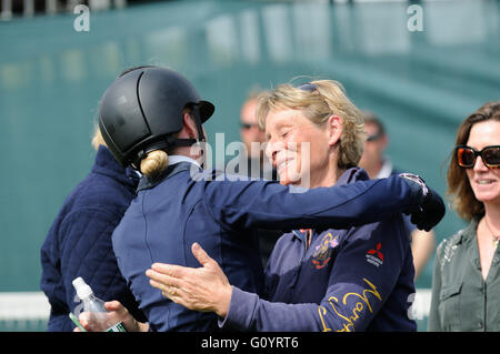 Badminton, UK. 6. Mai 2016.  Die 2016 Mitsubishi Motors Badminton Horse Trials. Mary King und Tochter Emily nach der Dressur-Phase an Tag2 der 2016 statt Mitsubishi Motors Badminton Horse Trials stattfindenden 5.-8. Mai. Bildnachweis: Jonathan Clarke/Alamy Live-Nachrichten Stockfoto