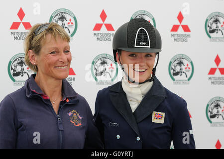 Badminton, UK. 6. Mai 2016.  Die 2016 Mitsubishi Motors Badminton Horse Trials. Mary King und Tochter Emily nach der Dressur-Phase an Tag2 der 2016 statt Mitsubishi Motors Badminton Horse Trials stattfindenden 5.-8. Mai. Bildnachweis: Jonathan Clarke/Alamy Live-Nachrichten Stockfoto
