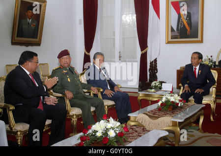 6. Mai 2016 ist - Yogyakarta, Indonesien - indonesische Präsident Joko Widodo, rechts, Gespräche mit, von links nach rechts, philippinische Außenminister Jose Rene Almendras, Malaysias Armed Forces Chief General Zulkifeli Mohd. Zin, Malaysia Außenminister Anifah Aman, bei dem trilateralen Treffen am maritimen Sicherheitsprobleme im Präsidentenpalast in Yogyakarta, Indonesien, Donnerstag, 5. Mai 2016. Das Treffen fand nach der Entführung von indonesischen und malaysischen Besatzungsmitglieder von Abu Sayyaf militanten in den Gewässern vor den südlichen Philippinen Indonesien Teilen wo Grenzen mit den beiden Ländern. (Cr Stockfoto