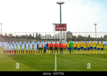 Baku, Aserbaidschan. 6. Mai 2016. England und Schweden Spieler während der Hymne für die UEFA europäische U17-Meisterschaft Aserbaidschan 2016, Gruppe C-match zwischen England gegen Schweden in der Karabach-Stadion. Bildnachweis: Aziz Karimow/Pacific Press/Alamy Live-Nachrichten Stockfoto