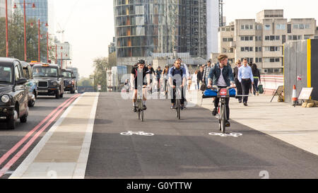 London, UK. 6. Mai 2016. Zwei neue "getrennt Zyklus Superhighway" Zyklus Spuren offen im Zentrum von London im letzten Akt von scheidenden Bürgermeister von London, Boris Johnson. Bildnachweis: Joe Dunckley/Alamy Live-Nachrichten Stockfoto