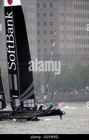 New York, New York, USA. 6. Mai 2016. Das Team von Softbank Japan Boot Manöver vor dem Oracle Team USA Boot in Aktion während des Trainings für den Louis Vuitton America Cup Veranstaltung im Hafen von New York an diesem Wochenende. Bildnachweis: Adam Stoltman/Alamy Live-Nachrichten Stockfoto
