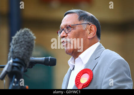 Alexandra Palace, London 6. Mai 2016 - Labours Navin Shah als Ratsmitglied für Egge und Brent wiedergewählt. Bürgermeister von London und London Assembly Wahlen Graf findet statt im Alexandra Palace, North London Credit: Dinendra Haria/Alamy Live News Stockfoto