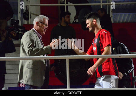 Gibraltar, wurden 6. Mai 2016 - Lincoln rot Imps offiziell als Gibraltar Football League Champions für die 14. Saison in Folge gekürt. Lincoln, die Tabelle mit 8 Pointshad bereits führte, beanspruchte den Titel mit letzten Wochen gewinnen. Sie hinzugefügt dennoch eine weitere 3 Punkte auf ihr Konto gegen Manchester 62 4-0. Lincoln rot Imps werden jetzt in der UEFA Champions League zunächst Runde Qualifikation spielen. Sie erhielten ihre 14. Liga Titel Schild nach dem Spiel. Bildnachweis: Stephen Ignacio/Alamy Live-Nachrichten Stockfoto