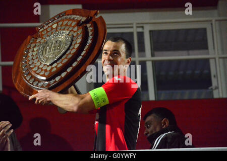 Gibraltar, wurden 6. Mai 2016 - Lincoln rot Imps offiziell als Gibraltar Football League Champions für die 14. Saison in Folge gekürt. Lincoln, die Tabelle mit 8 Pointshad bereits führte, beanspruchte den Titel mit letzten Wochen gewinnen. Sie hinzugefügt dennoch eine weitere 3 Punkte auf ihr Konto gegen Manchester 62 4-0. Lincoln rot Imps werden jetzt in der UEFA Champions League zunächst Runde Qualifikation spielen. Sie erhielten ihre 14. Liga Titel Schild nach dem Spiel. Bildnachweis: Stephen Ignacio/Alamy Live-Nachrichten Stockfoto