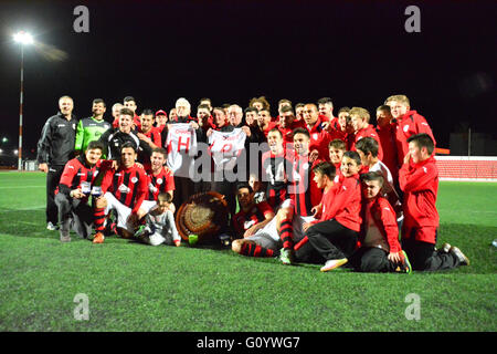 Gibraltar, wurden 6. Mai 2016 - Lincoln rot Imps offiziell als Gibraltar Football League Champions für die 14. Saison in Folge gekürt. Lincoln, die Tabelle mit 8 Pointshad bereits führte, beanspruchte den Titel mit letzten Wochen gewinnen. Sie hinzugefügt dennoch eine weitere 3 Punkte auf ihr Konto gegen Manchester 62 4-0. Lincoln rot Imps werden jetzt in der UEFA Champions League zunächst Runde Qualifikation spielen. Sie erhielten ihre 14. Liga Titel Schild nach dem Spiel. Bildnachweis: Stephen Ignacio/Alamy Live-Nachrichten Stockfoto