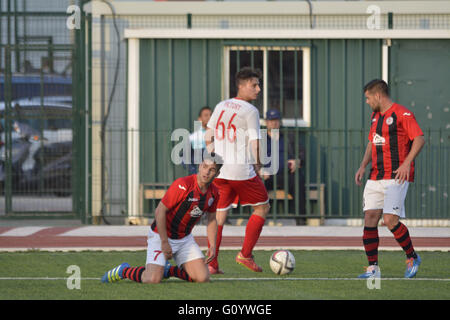 Gibraltar, wurden 6. Mai 2016 - Lincoln rot Imps offiziell als Gibraltar Football League Champions für die 14. Saison in Folge gekürt. Lincoln, die Tabelle mit 8 Pointshad bereits führte, beanspruchte den Titel mit letzten Wochen gewinnen. Sie hinzugefügt dennoch eine weitere 3 Punkte auf ihr Konto gegen Manchester 62 4-0. Lincoln rot Imps werden jetzt in der UEFA Champions League zunächst Runde Qualifikation spielen. Sie erhielten ihre 14. Liga Titel Schild nach dem Spiel. Bildnachweis: Stephen Ignacio/Alamy Live-Nachrichten Stockfoto