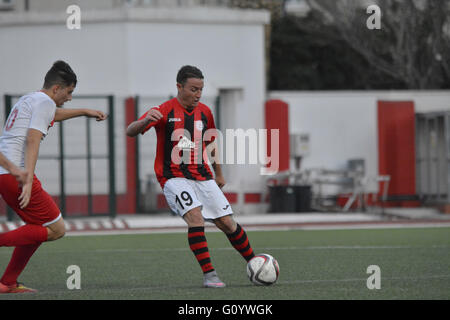 Gibraltar, wurden 6. Mai 2016 - Lincoln rot Imps offiziell als Gibraltar Football League Champions für die 14. Saison in Folge gekürt. Lincoln, die Tabelle mit 8 Pointshad bereits führte, beanspruchte den Titel mit letzten Wochen gewinnen. Sie hinzugefügt dennoch eine weitere 3 Punkte auf ihr Konto gegen Manchester 62 4-0. Lincoln rot Imps werden jetzt in der UEFA Champions League zunächst Runde Qualifikation spielen. Sie erhielten ihre 14. Liga Titel Schild nach dem Spiel. Bildnachweis: Stephen Ignacio/Alamy Live-Nachrichten Stockfoto