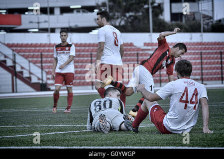 Gibraltar, wurden 6. Mai 2016 - Lincoln rot Imps offiziell als Gibraltar Football League Champions für die 14. Saison in Folge gekürt. Lincoln, die Tabelle mit 8 Pointshad bereits führte, beanspruchte den Titel mit letzten Wochen gewinnen. Sie hinzugefügt dennoch eine weitere 3 Punkte auf ihr Konto gegen Manchester 62 4-0. Lincoln rot Imps werden jetzt in der UEFA Champions League zunächst Runde Qualifikation spielen. Sie erhielten ihre 14. Liga Titel Schild nach dem Spiel. Bildnachweis: Stephen Ignacio/Alamy Live-Nachrichten Stockfoto