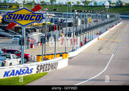 Kansas City, KS, USA. 14. März 2015. Kansas City, KS - 5. Mai 2016: Eine Gesamtansicht der Boxengasse während des Trainings am Toyota Tundra 250-Wochenende auf dem Kansas Speedway in Kansas City, KS. © Csm/Alamy Live-Nachrichten Stockfoto