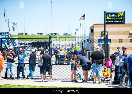 Kansas City, KS, USA. 14. März 2015. Kansas City, KS - 6. Mai 2016: Fans warten in Autogramm Gasse am Wochenende auf dem Kansas Speedway in Kansas City, KS GoBowling 400. © Csm/Alamy Live-Nachrichten Stockfoto