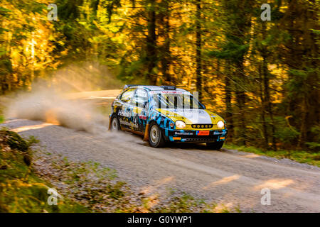 Karlskrona, Schweden. 6. Mai 2016. 41 South Swedish Rallye ist in den wilden Wald Straßen außerhalb Karlskrona. Hier ist Andreas Persson mit codriver Henric Persson von MK Ratten auf speziellen Straße Abschnitt 2 in ihren Toyota Corolla. Sie sind heutige Sieger in der Jsm getrimmt Klasse nach insgesamt 4 Abschnitte. Credit: Ingemar Magnusson/Alamy leben Nachrichten Stockfoto