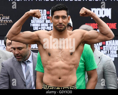 Las Vegas, NV, USA. 6. Mai 2016. Großbritanniens Amir Khan wiegt im 155 Pfund auf heutige wiegen in der T-Mobile Arena Freitag. Amir Khan wird kämpfen Mexikos Canelo Alvarez für die Weltmeisterschaft im Mittelgewicht diesen Samstag Mai 7. in der T-Mobile Arena und auf HBO PPV in Las Vegas. Foto von gen Blevins/LA DailyNews/ZumaPress Credit: Gene Blevins/ZUMA Draht/Alamy Live-Nachrichten Stockfoto