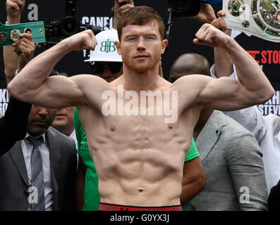 Las Vegas, NV, USA. 6. Mai 2016. Großbritanniens Amir Khan wiegt im 155 Pfund auf heutige wiegen in der T-Mobile Arena Freitag. Amir Khan wird kämpfen Mexikos Canelo Alvarez für die Weltmeisterschaft im Mittelgewicht diesen Samstag Mai 7. in der T-Mobile Arena und auf HBO PPV in Las Vegas. Foto von gen Blevins/LA DailyNews/ZumaPress Credit: Gene Blevins/ZUMA Draht/Alamy Live-Nachrichten Stockfoto