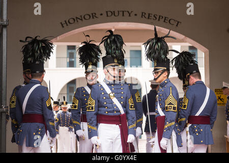 Studium senior Kadetten in Abendkleidung Uniform vorbereiten für die lange graue Linie Graduierung Parade an der Zitadelle militärische Hochschule 6. Mai 2016 in Charleston, SC. Die lange graue Linie trat seit 1842 an der Zitadelle und ehrt die graduierenden Seniors. Stockfoto