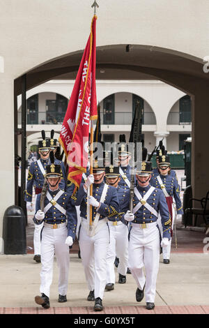 Studium senior Kadetten in Abendkleidung Uniform nehmen Teil an der lange graue Linie Graduierung Parade an der Zitadelle militärische Hochschule 6. Mai 2016 in Charleston, SC. Die lange graue Linie trat seit 1842 an der Zitadelle und ehrt die graduierenden Seniors. Stockfoto