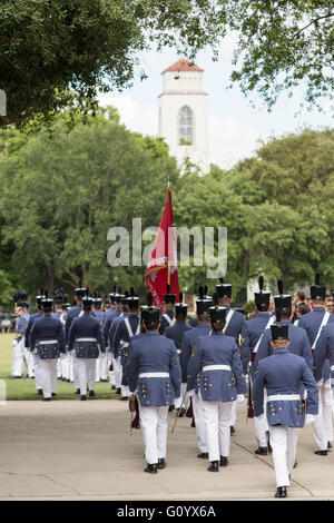 Studium senior Kadetten in Abendkleidung Uniform nehmen Teil an der lange graue Linie Graduierung Parade an der Zitadelle militärische Hochschule 6. Mai 2016 in Charleston, SC. Die lange graue Linie trat seit 1842 an der Zitadelle und ehrt die graduierenden Seniors. Stockfoto