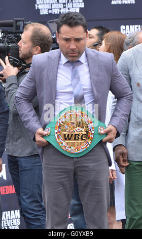 Las Vegas, Nevada, USA. 6. Mai 2016. Der ehemalige Weltmeister Boxer Oscar De La Hoya besucht die weighin Zeremonie am 6. Mai 2016, für den '' CaneloKhan''-Mittelgewichts-WM-Kampf im Toshiba Plaza in Las Vegas, Nevada. Bildnachweis: Marcel Thomas/ZUMA Draht/Alamy Live-Nachrichten Stockfoto