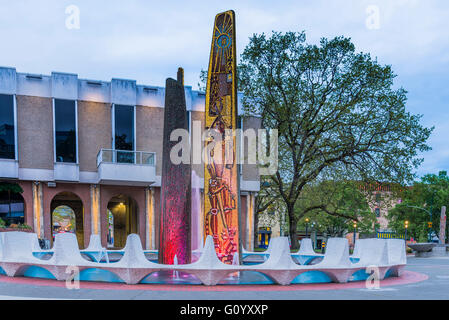 Beleuchteter Springbrunnen Centennial Square, Victoria, Britisch-Kolumbien, Kanada Stockfoto