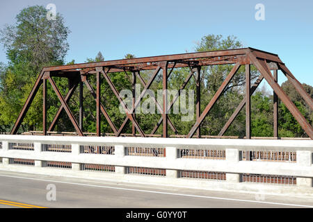 Panoramablick über Winter Vaca Valley Railroad Bridge von Railroad ave Stockfoto