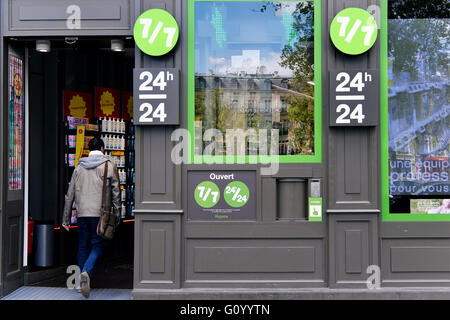 Apotheke geöffnet 7/7 24/24 in Paris, Frankreich Stockfoto