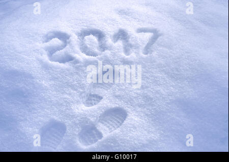 2017 druckt neues Jahr 2017 Neujahr Grußkarte, Fuß Schritt im Schnee, Spuren, Schuh druckt im Schnee Stockfoto